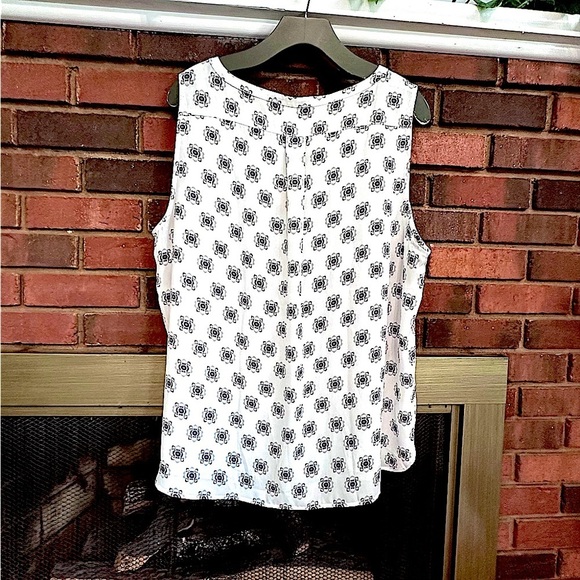 LOFT Tops - 🛍️Loft  Half button front  sleeveless Top  Size XL